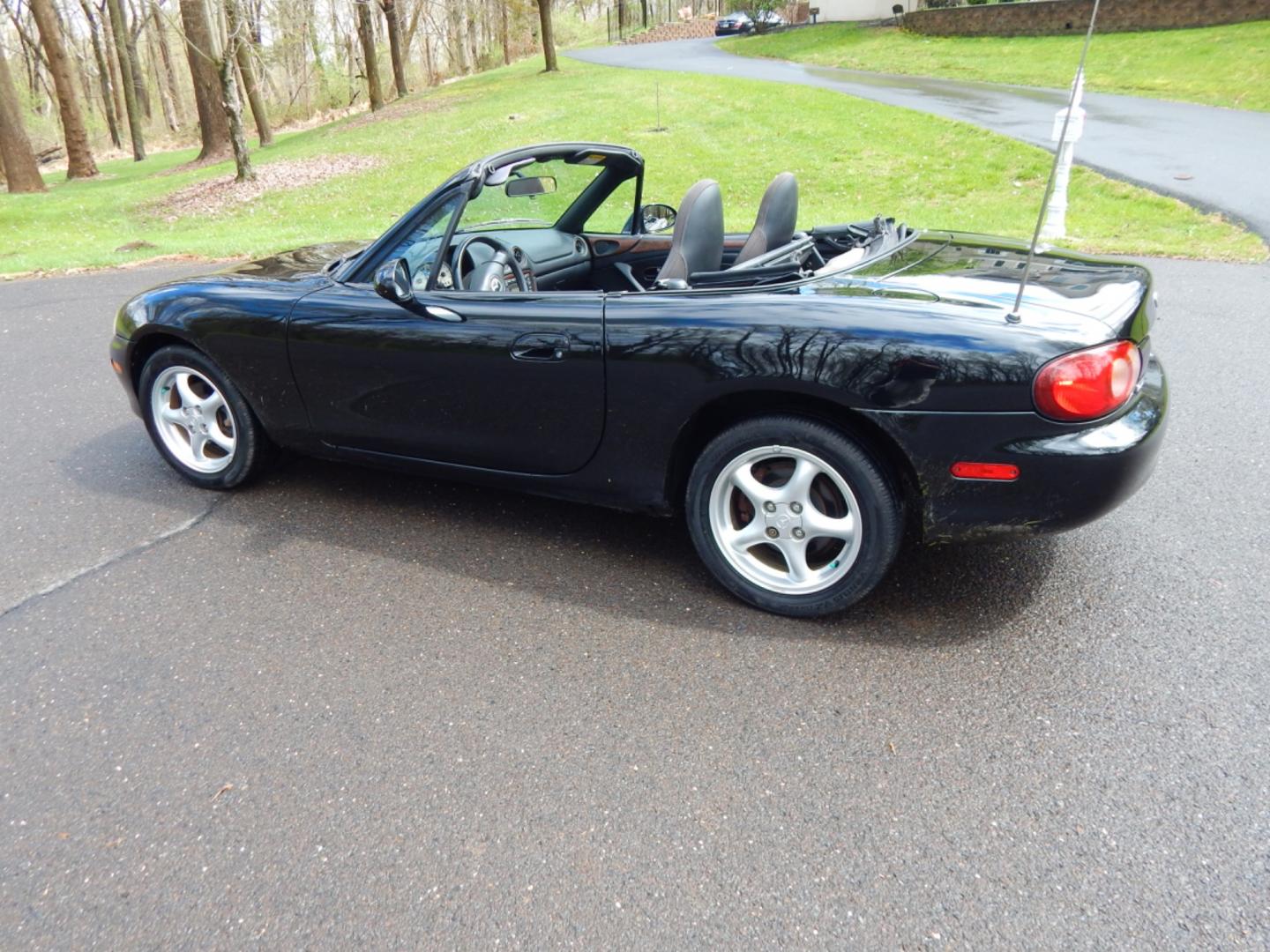 2002 Black /Black Cloth Mazda MX-5 Miata base (JM1NB353920) with an 1.8 liter 4 cylinder engine, 5 speed manual transmission, located at 6528 Lower York Road, New Hope, PA, 18938, (215) 862-9555, 40.358707, -74.977882 - Here for sale is a very fun 2002 Mazda MX-5 Miata. Under the hood is a strong running 1.8 liter 4 cylinder which puts power to the rear wheels via a solid shifting 5 speed manual transmission. Features include; Black cloth interior, wood grain trim, cold AC, power windows, AM/FM/CD, heated rear wi - Photo#4